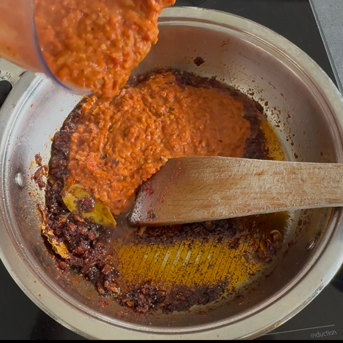 Zubereitung von Jollof Reis Suace mit geröstetem Gemüse.