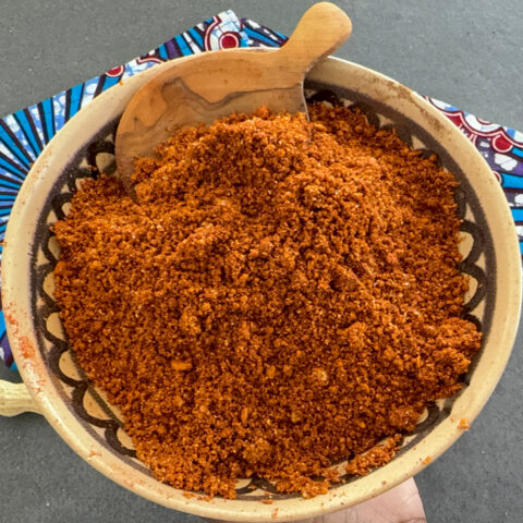 Frisch zubereitetes westafrikanisches Suya Gewürz (Yaji) in einer Schüssel