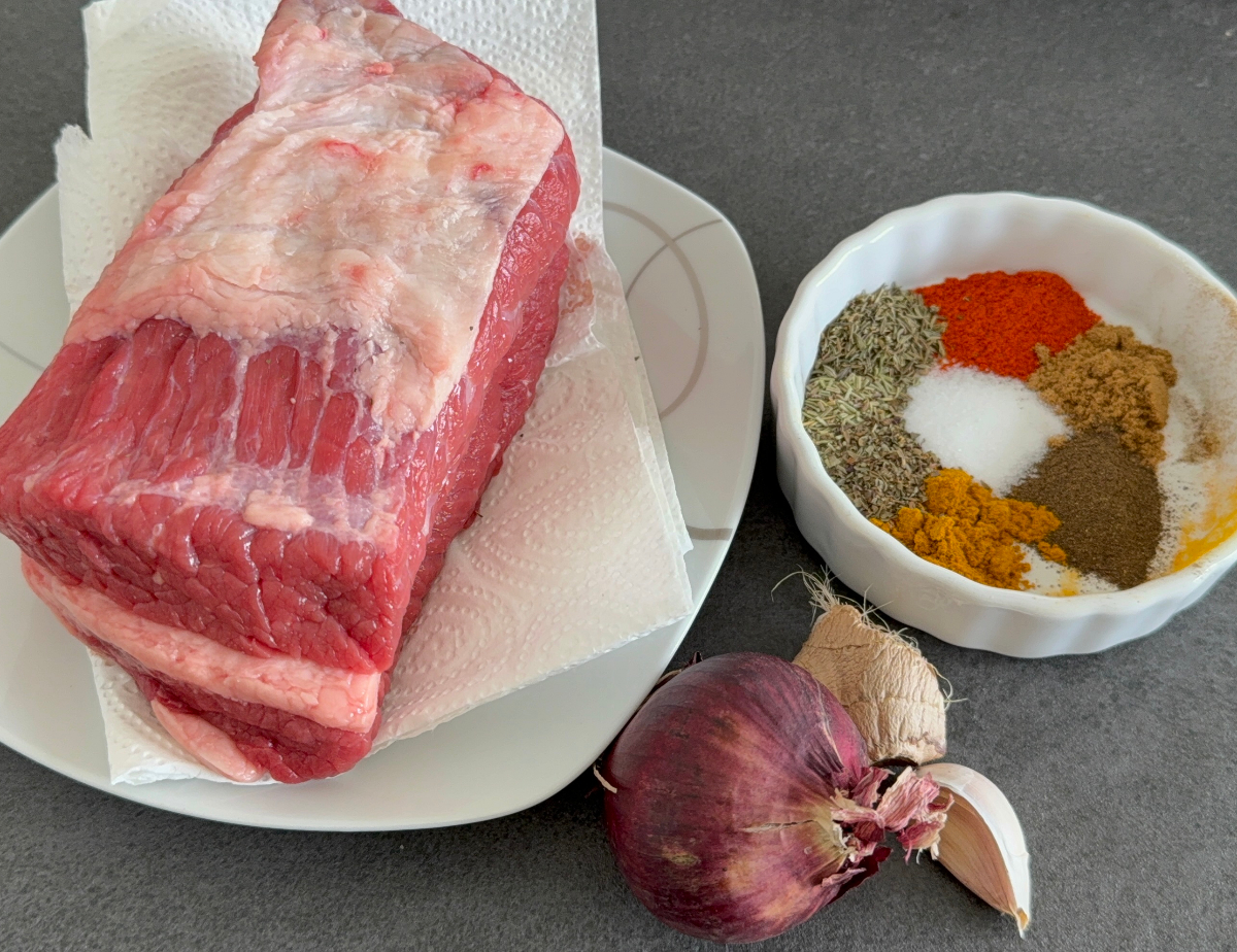 Zutaten für mariniertes Rindfleisch für afrikanischen Erdnuss-Eintopf mit Kochbananen