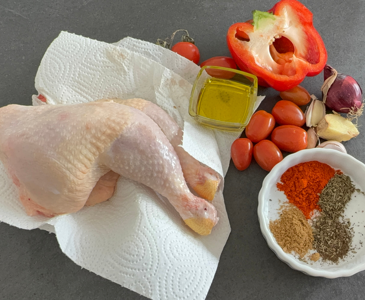 Alle Zutaten für afrikanisches Ofenhähnchen: Tomaten, Paprika, Zwiebel, Ingwer, Knoblauch, Gewürze, Öl und Hähnchenschenkel übersichtlich vorbereitet.
⭐ SEO-Tipp für dieses Bild (sehr wichtig)
Auch der Dateiname hilft bei Google:
Empfohlener Dateiname:
zutaten-afrikanisches-ofenhaehnchen.jpg
Alternative:
afrikanisches-ofenhaehnchen-zutaten.jpg
Wenn Gewürze sichtbar sind (optional besser)
Falls deine Gewürze auf dem Bild zu sehen sind, kannst du auch diesen ALT-Text verwenden:
Alternative ALT-Text:
Zutaten für afrikanisches Ofenhähnchen mit Paprika, Tomaten, Knoblauch, Ingwer, Gewürzen und Hähnchenschenkeln auf einem Tisch angerichtet.
Wenn du möchtest, kann ich auch noch:
ALT-Text für ein Schritt-für-Schritt-Zutatenbild (Gewürze separat) erstellen
oder eine komplette Bild-SEO-Liste für alle Bilder in richtiger Reihenfolge machen.