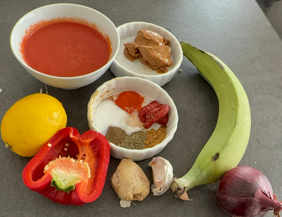 Zutaten für Erdnusssauce mit Erdnussbutter, Tomaten und Gewürzen für afrikanischen Erdnuss-Eintopf