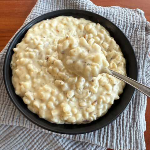 Cremiger Samp aus geschältem und gebrochenem Mais, serviert mit würziger Soße und abgerundet mit Butter.