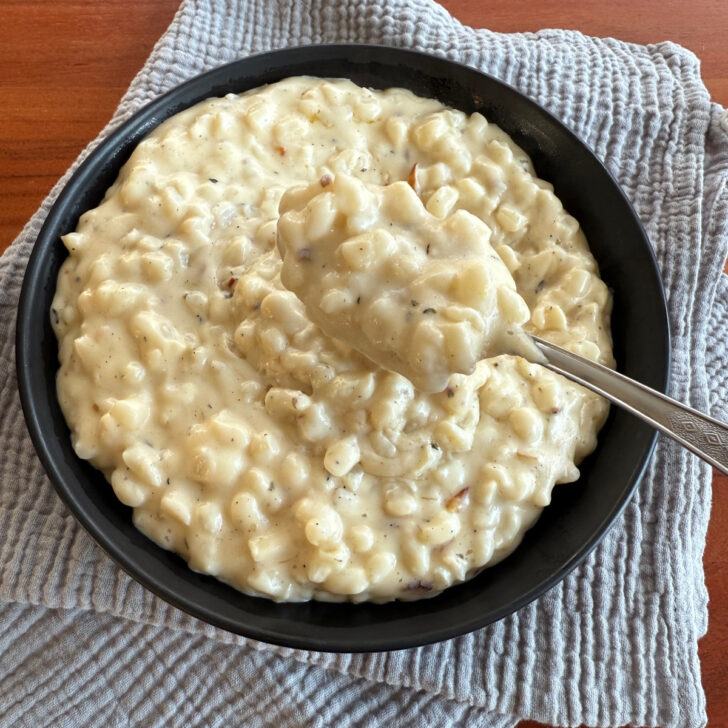 Cremiger Samp aus geschältem und gebrochenem Mais, serviert mit würziger Soße und abgerundet mit Butter.