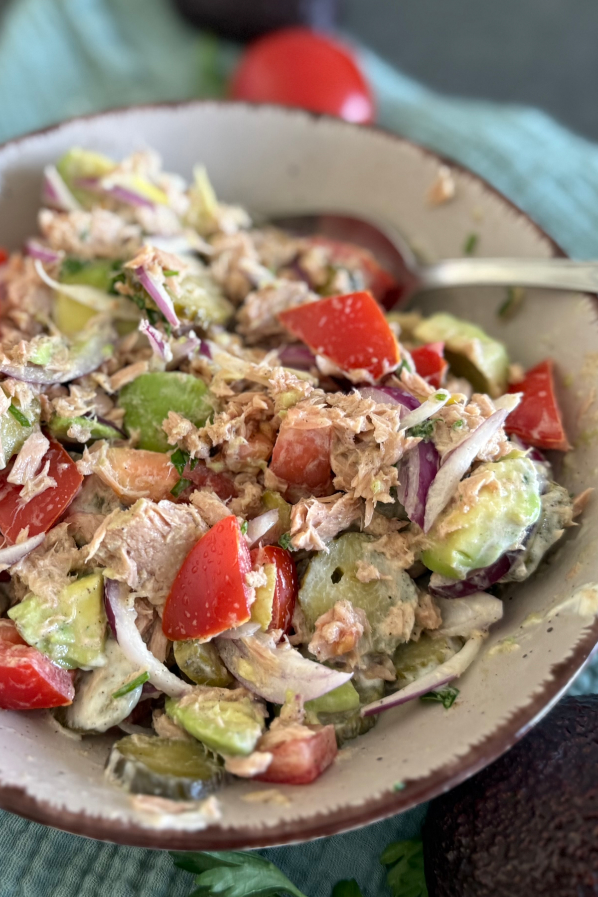 Fertiger Thunfischsalat mit Avocado, Tomate und eingelegten Gurken