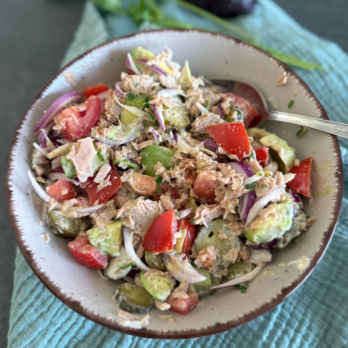 Cremiger Thunfischsalat mit Avocado, Thunfisch, Tomate und eingelegten Gurken