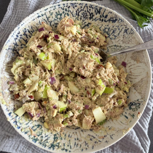 Frisch zubereiteter Apfel Thunfischsalat mit Mayo, Avocado, Apfel, Stangensellerie und gerösteten Mandeln.
