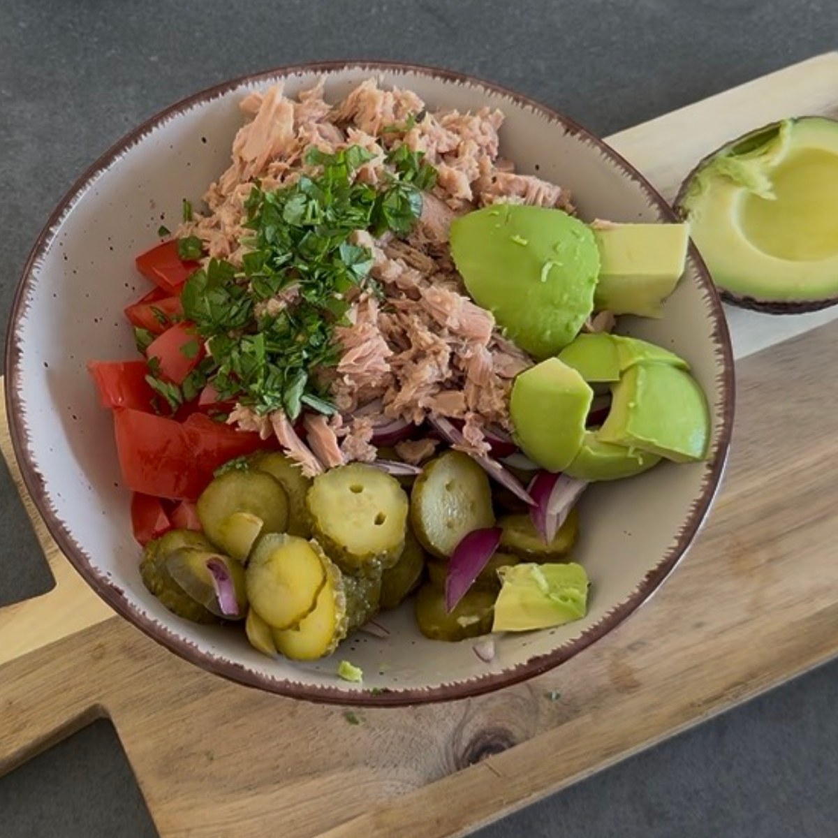 Avocado, Zwiebel, eingelegte Gurken, Tomate und Petersilie in einer gro&szlig;en Sch&uuml;ssel