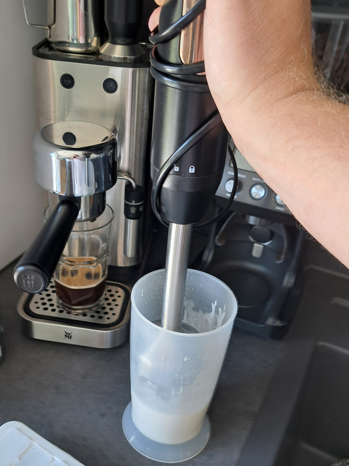 Kokosmilch, Kondensmilch und Eiswürfel werden mit einem Pürierstab zu einer cremigen Kokosmasse gemixt.