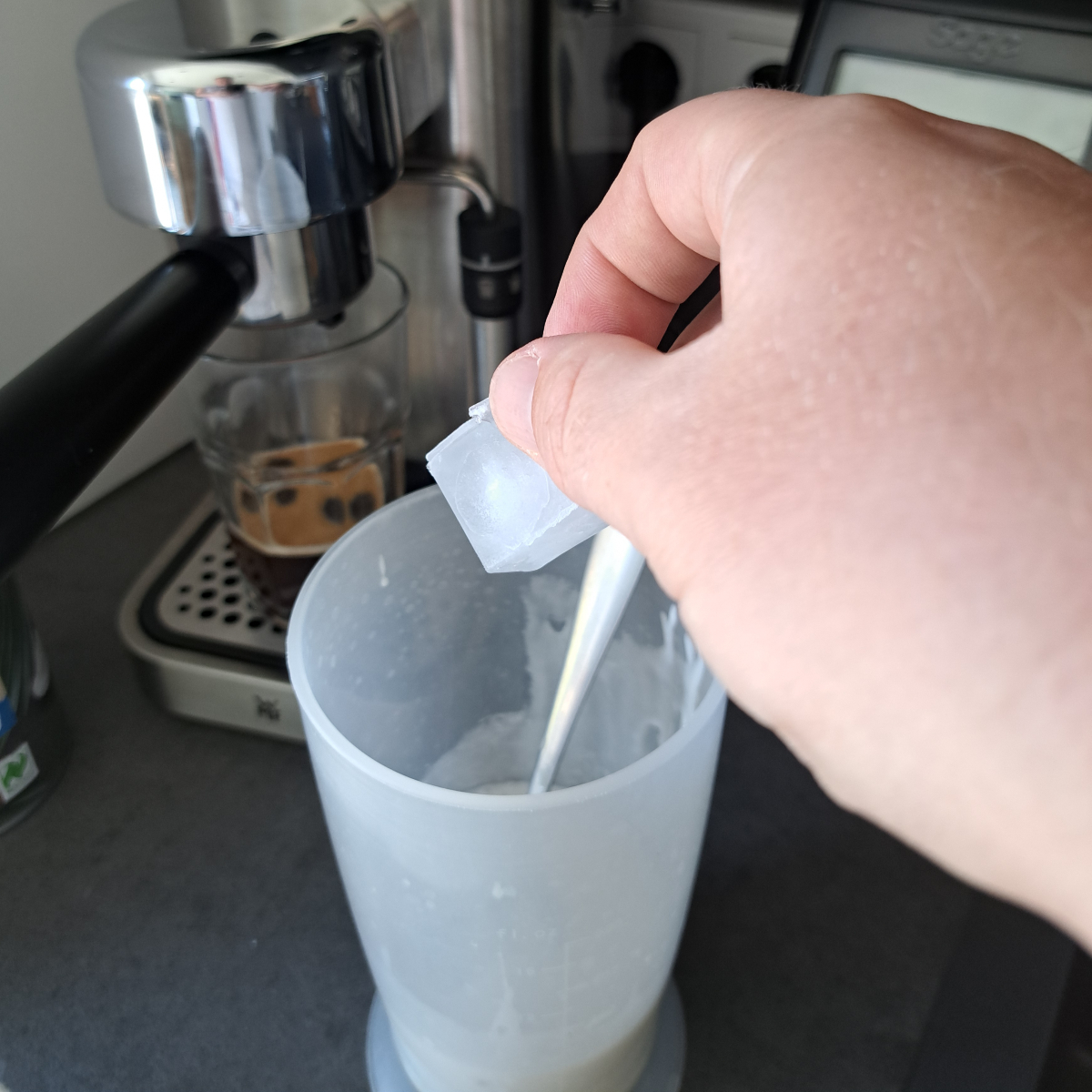 Eiswürfel werden für die Zubereitung des vietnamesischen Kokos Kaffees in ein Glas gegeben.