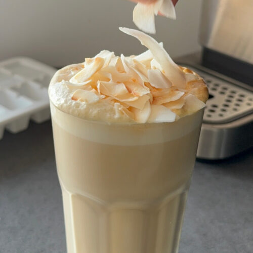 Fertiger vietnamesischer Kokos Kaffee mit cremiger Kokosmasse, Espresso und gerösteten Kokosflocken
