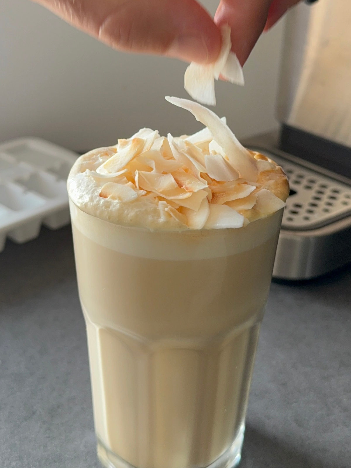 Fertiger vietnamesischer Kokos Kaffee mit cremiger Kokosmasse, Espresso und gerösteten Kokosflocken