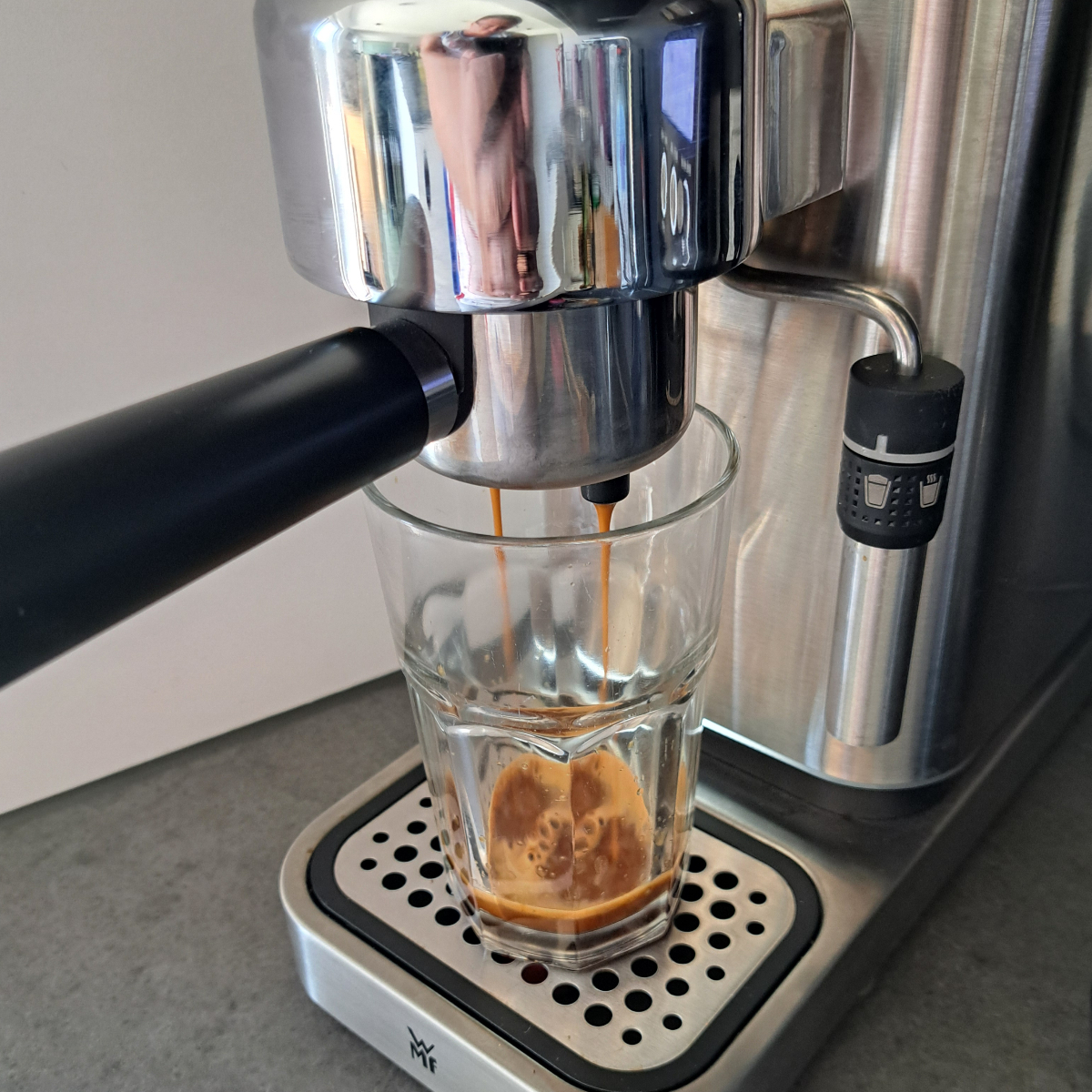 Frisch zubereiteter kräftiger Espresso im Glas für vietnamesischen Kokos Kaffee