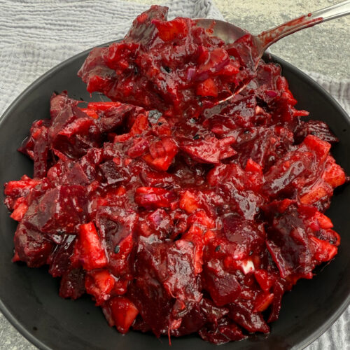 Frisch zubereiteter Rote Bete Salat mit Apfel und Mango-Chutney nach namibischer Art.