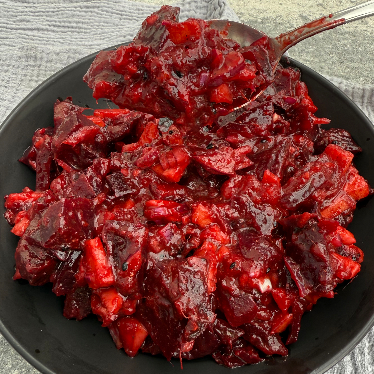 Frisch zubereiteter Rote Bete Salat mit Apfel und Mango-Chutney nach namibischer Art.