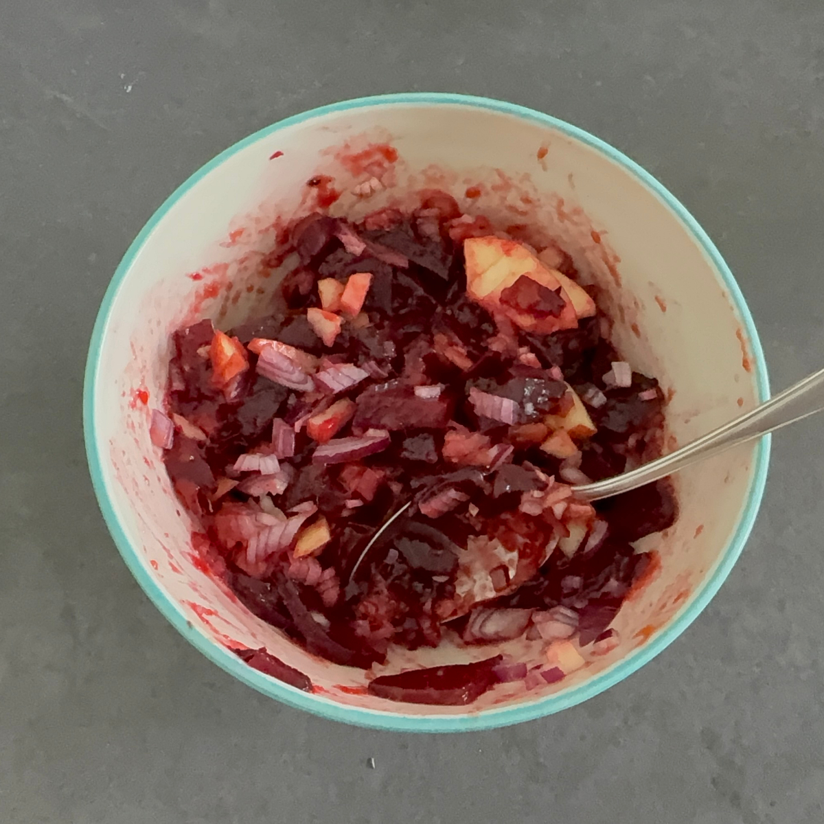 Ger&ouml;stete und gesch&auml;lte Rote Bete in einer Auflaufform als Vorbereitung f&uuml;r den Rote Bete Salat mit Apfel und Chutney.