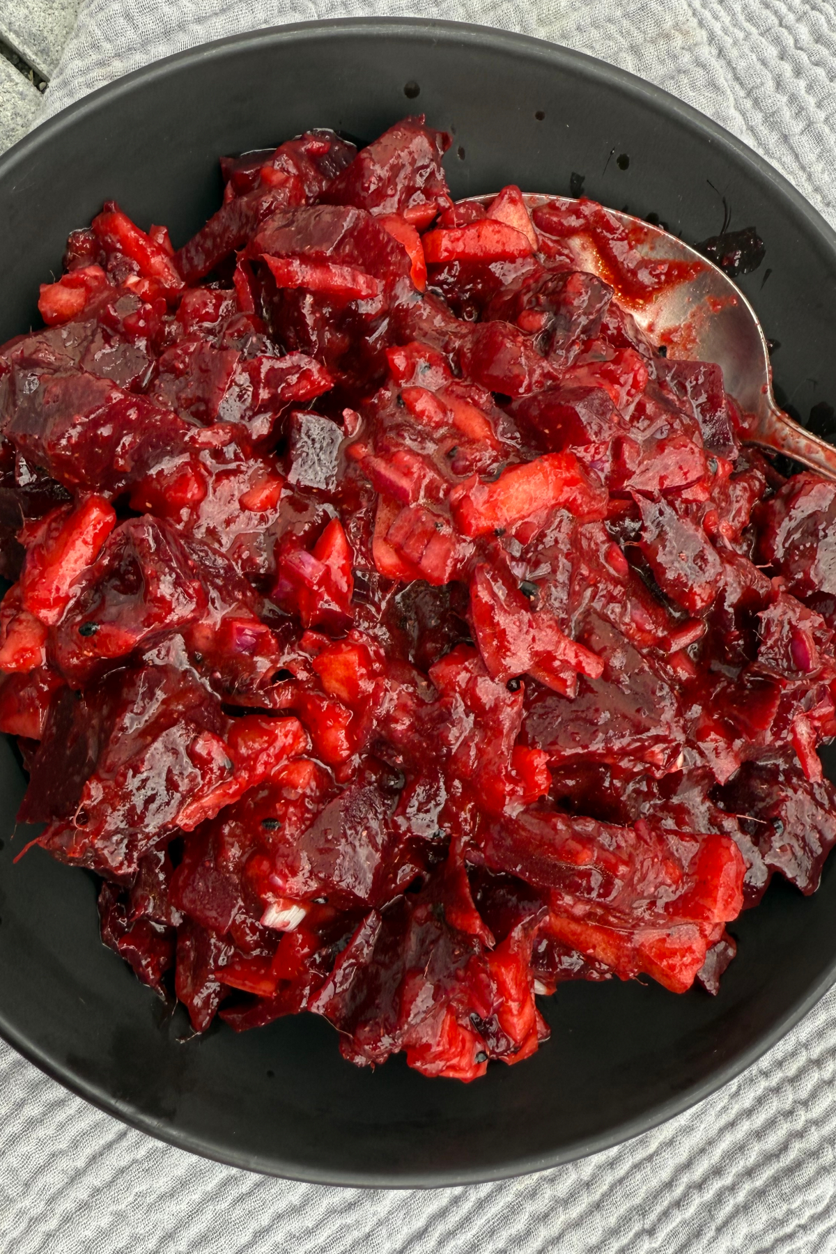 Frisch zubereiteter Rote Bete Salat mit Apfel und Mango-Chutney nach namibischer Art.