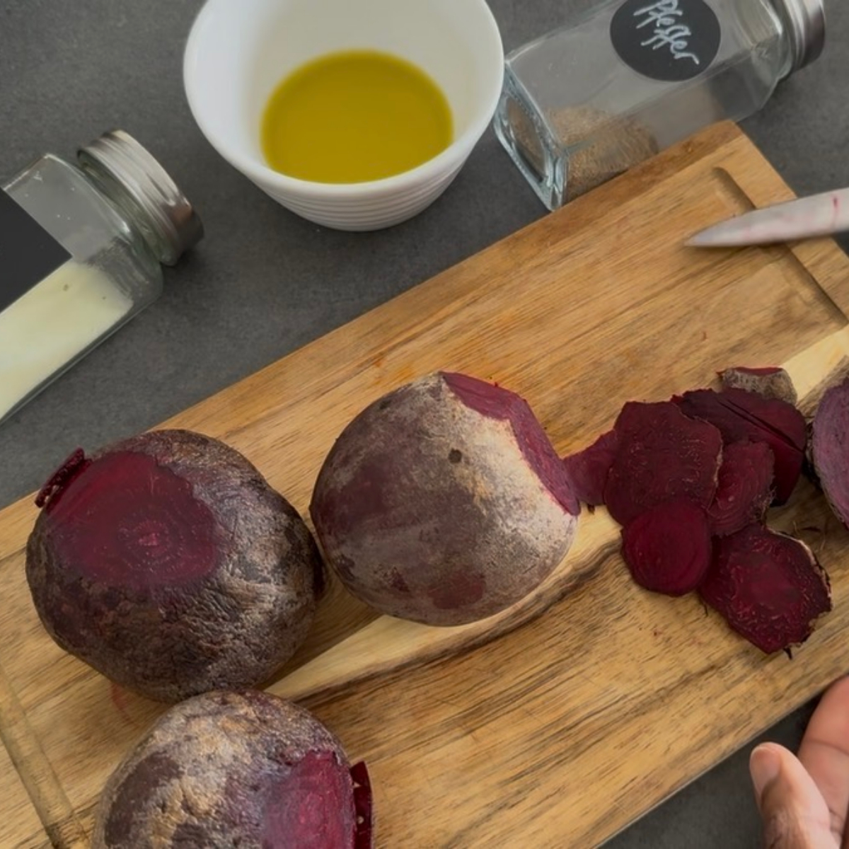 Die Enden der frischen Rote Bete vor dem R&ouml;sten f&uuml;r den Rote Bete Salat mit Apfel abschneiden.