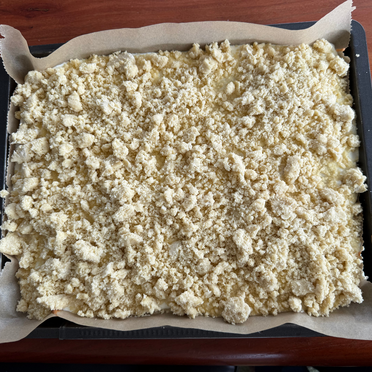 Schmand Streuselkuchen mit Streuseln vor dem Backen auf dem Blech