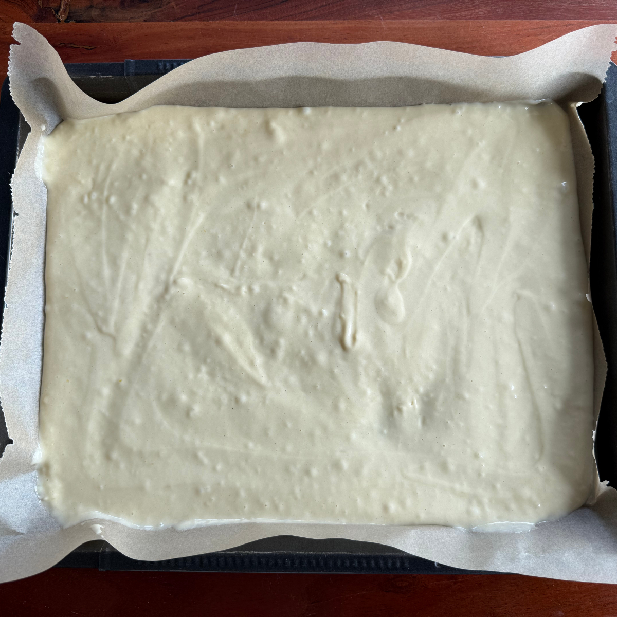 Rührteig auf dem Backblech vor dem Backen.