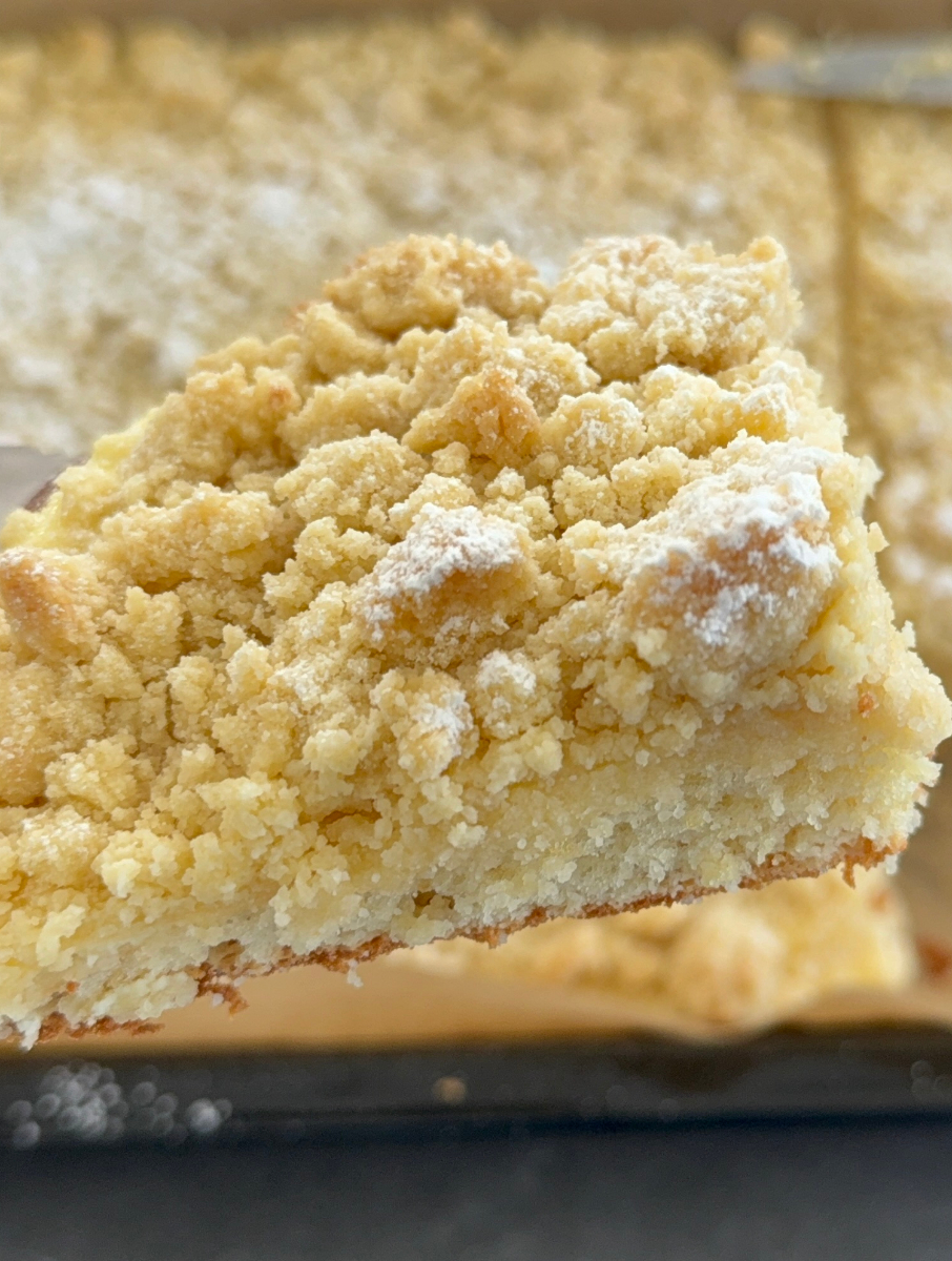 Saftiger Schmand Streuselkuchen mit knusprigen Streuseln, bereit zum Genießen