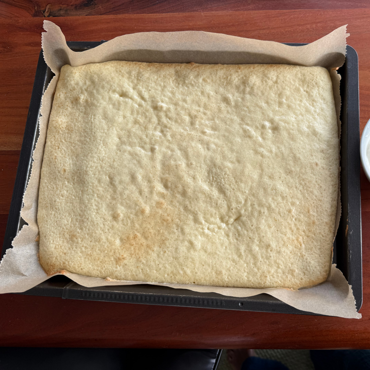 Vorgebackener Rührteig für den Schmand Streuselkuchen.