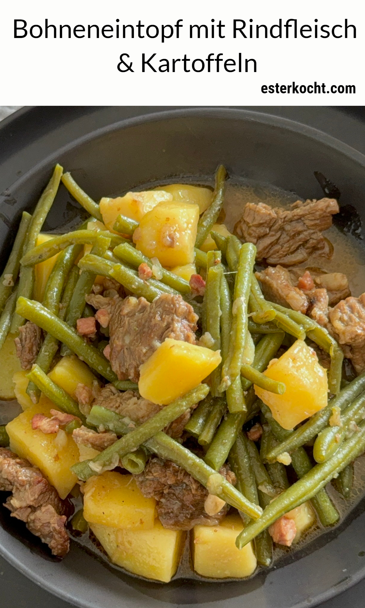 Herzhafter Bohneneintopf mit zartem Rindfleisch, gr&uuml;nen Bohnen und Kartoffeln nach Omas Art, frisch gekocht und servierfertig.