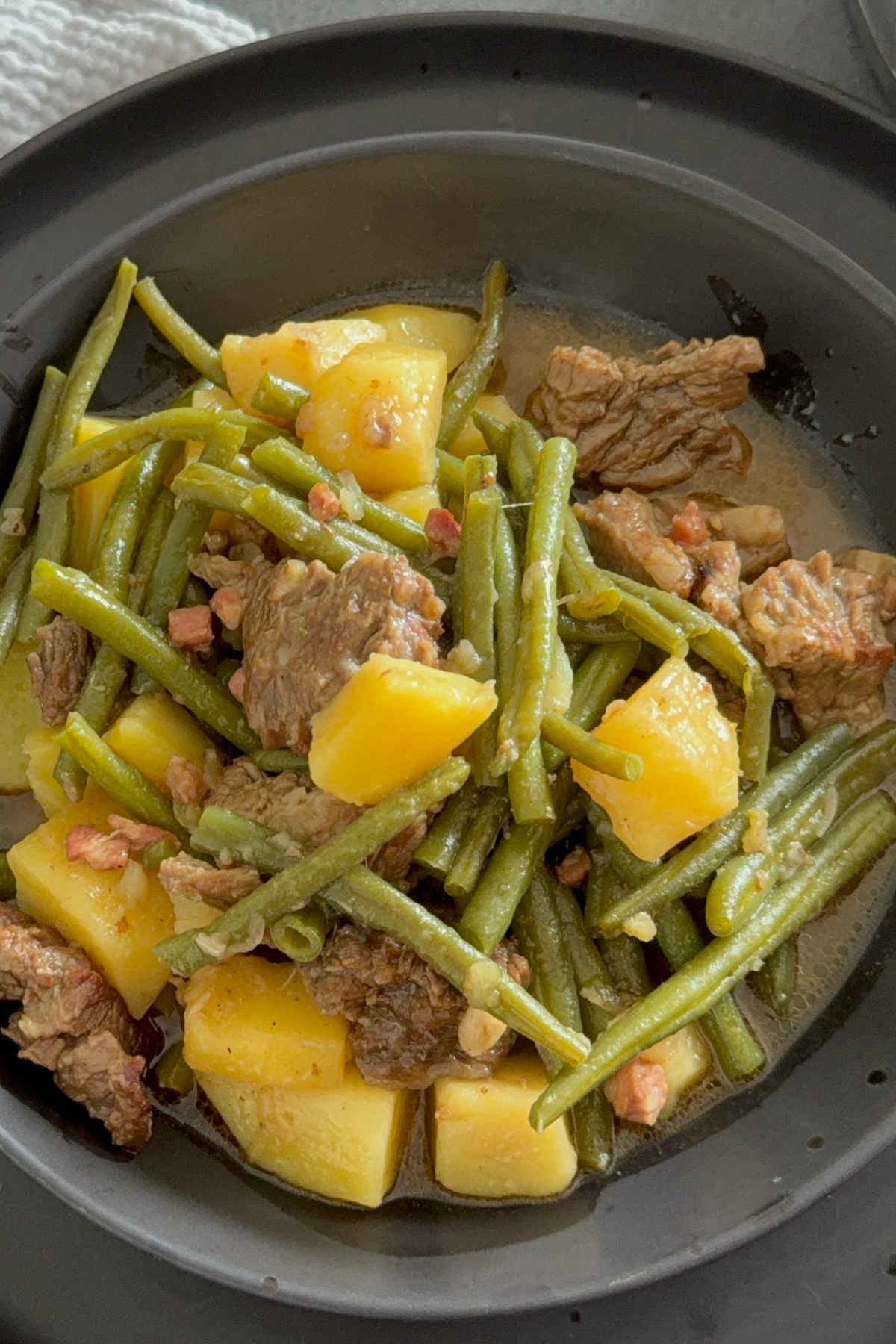 Fertiger Rindfleischeintopf mit gr&uuml;nen Bohnen und Kartoffeln nach Omas Art, frisch gekocht und servierfertig.
