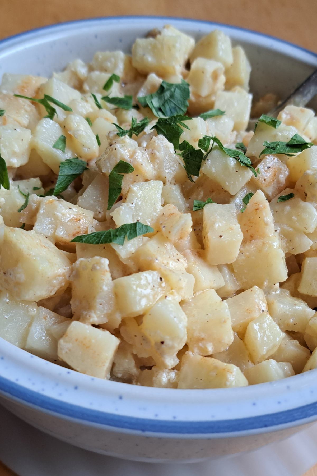 Frisch zubereitetes Selleriegemüse mit Sahne und Butter in einer Schüssel